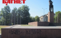 В Симферополе вандалы осквернили памятник Ленину (ФОТО)