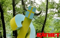 В Киеве открыли монумент в честь шведских фанов ЕВРО-2012 (ФОТО)