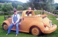 По Сараеву разъезжает «деревянный» Volkswagen «Жук»