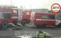 В Киеве возле Дарницкого рынка возник пожар, горят складские помещения