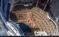 Опасный трюк: девушка прыгнула в бассейн круизного лайнера с высоты 16 метров (Видео)