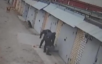 Киевские полицейские избили прохожего, который снимал их на видео