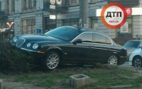 Девушка вылетела на клумбу на Jaguar на столичном Подоле