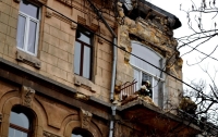 Во Львове часть балкона упала на девушку