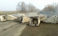 В Николаевской области жители перекрыли трассу бетонными блоками