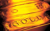 Золото дешевеет на пессимистических прогнозах МВФ