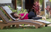 Похоже, что Рианна забивает «косячок» на Гавайях (ФОТО)