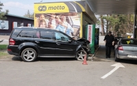 Автомобиль врезался в АЗС