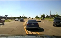 Мужчина на ходу запрыгнул в автомобиль, чтобы спасти водителя (видео)