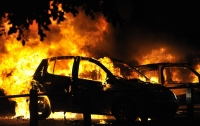 В Киеве самовозгорание автомобиля чуть не взорвало АЗС (видео)