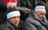 Киевляне приносят голодающим чернобыльцам теплые вещи