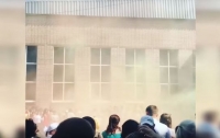 В Днепре на последнем звонке подожгли дымовую шашку (видео)