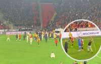 В Турции болельщик избил флагштоком вратаря соперников во время матча