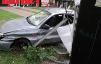 В центре Киева кровавая авария: лихач сбил остановку и влетел в подземный переход  