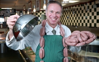 Мясник приготовил самую дорогую в мире сосиску