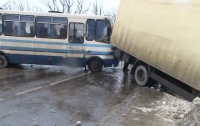 Рейсовый автобус столкнулся с фурой во Львовской области