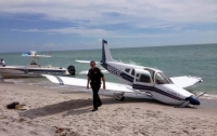 В США самолет экстренно приземлился на пляж: погиб прохожий