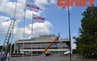 Коммунальщики убрали флаги Партии регионов с главной площади Симферополя (ФОТО)