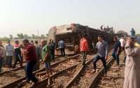 В Египте поезд сошел с рельсов, много пострадавших (фото, видео)