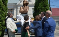 В Черновцах открыли памятник поэтессе Розе Ауслендер