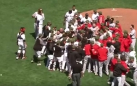 Бейсболисты устроили драку на поле (видео)