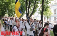 Как тысячи людей «вышивали» по Киеву в вышиванках (ФОТО)