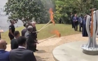 Председатель Еврокомиссии чуть не сжег первую леди Руанды