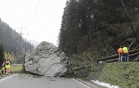 В Швейцарии на автодорогу обрушилась скала-гигант