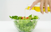 Ученые рассказали, каким маслом полезно заправлять салат