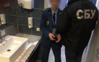 В аэропорту по подозрению в получении взятки задержали таможенника