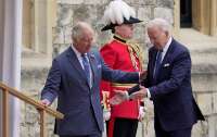 Байден у Лондоні зустрівся з Сунаком та Чарльзом ІІІ і вирушив у Вільнюс