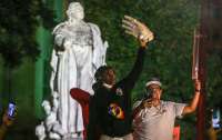 Протестующие в Кентукки повредили статую Людовика XVI