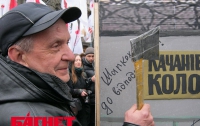 Сторонники Тимошенко едва не покалечили топорами человека похожего на Януковича (ВИДЕО)