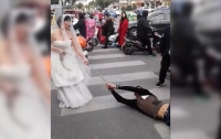 Невеста протащила прогулявшего свадьбу жениха по улице в цепях (видео)