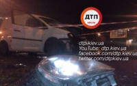 ДТП в Киеве: Volkswagen врезался в авто, есть пострадавшие