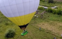 Полиция оштрафовала водителя летающей на воздушном шаре машины (видео)