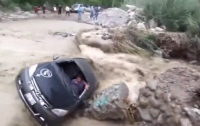 В Перу грязевым потоком снесло автомобиль с водителем (видео)