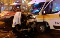 В центре Запорожья грузовик поехал на красный свет и врезался в скорую с пациентом, пострадали четыре человека