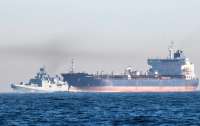 Танкер тіньового флоту РФ пройшов через Ла-Манш із військовим супроводом