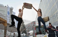 FEMENистки  не упустили возможность раздеться в Давосе (ФОТО)