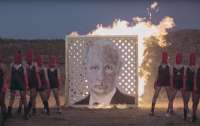 Pussy Riot сожгли портрет путина в новом клипе (видео)