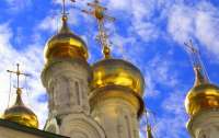 Разбрасывал иконы: В Харькове в храме мужчина устроил погром (видео)