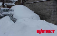 В Хмельницкой области на борьбу со снежными заносами бросили армию (ФОТО)