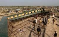 У Пакистані потяг зійшов з рейок, загинули щонайменше 30 людей