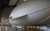 Самый большой в мире летательный аппарат впервые покинуло ангар (ФОТО)