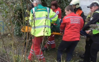 Мужчина выпал с балкона и выжил