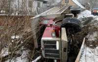 ДТП в Хмельницкой области: грузовик на скорости влетел в кювет и задавил пешехода