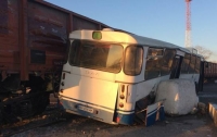 Под Одессой поезд столкнулся с пассажирским автобусом