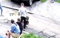 В Харькове подросток жестоко избил девушку: на шокирующее видео отреагировали в МВД