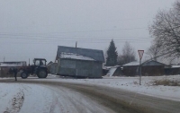 Житель РФ перевез свой дом на тракторе в другое место